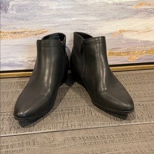 Cute chic black ankle boots. From the brand Naturalizer.